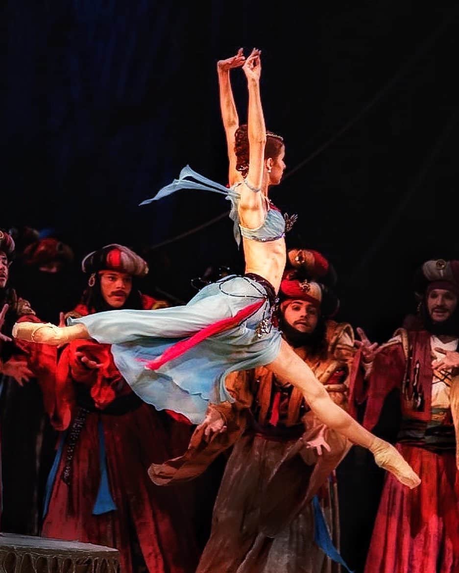 マリア・コーレワさんのインスタグラム写真 - (マリア・コーレワInstagram)「“CORSAIRE” 🌊🏴‍☠️💙 Tomorrow at the Mariinsky - the first 3-act ballet after quarantine 🙏🏻  I’m incredibly honored to be performing with the great @timur.askerov @kimin_kim1028 @nadezhda_batoeva @_aleksei_timofeev 🌟 Wishing the best of luck to all the wonderful dancers!!! ❤️  “КОРСАР” 🌊🏴‍☠️💙 Завтра в Мариинском - первый 3-актный балет после карантина 🙏🏻 Для меня просто огромная честь выйти на сцену с прекрасными @timur.askerov @kimin_kim1028 @nadezhda_batoeva @_aleksei_timofeev 🌟 Желаю большой удачи всем чудесным артистам!!! ❤️  Photo by @silaavvakum」9月11日 2時50分 - marachok