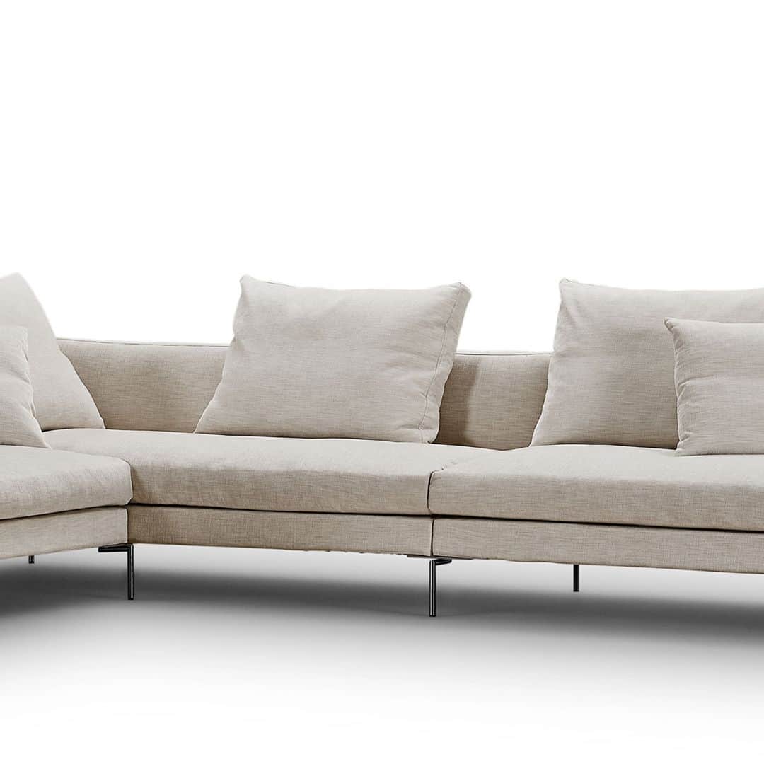 eilersenのインスタグラム：「The pillows have a soft 100% down filling, which is a classic Eilersen trademark.⁠ •⁠ •⁠ •⁠ #eilersen #eilersenfurniture #myeilersen #ra #interiordesign #homedecor #sofa #danishdesign #inredning #finahem #interiorlovers #interiordesign #modernliving #minimalism #nordiskehjem #nordicinspiration #nordicliving #craftsmanship #luxurylifestyle #boligindretning #designinterior #livingroominspo #boliginspiration #softminimalism #hemindredning #schönerwohnen #nordicminimalism」