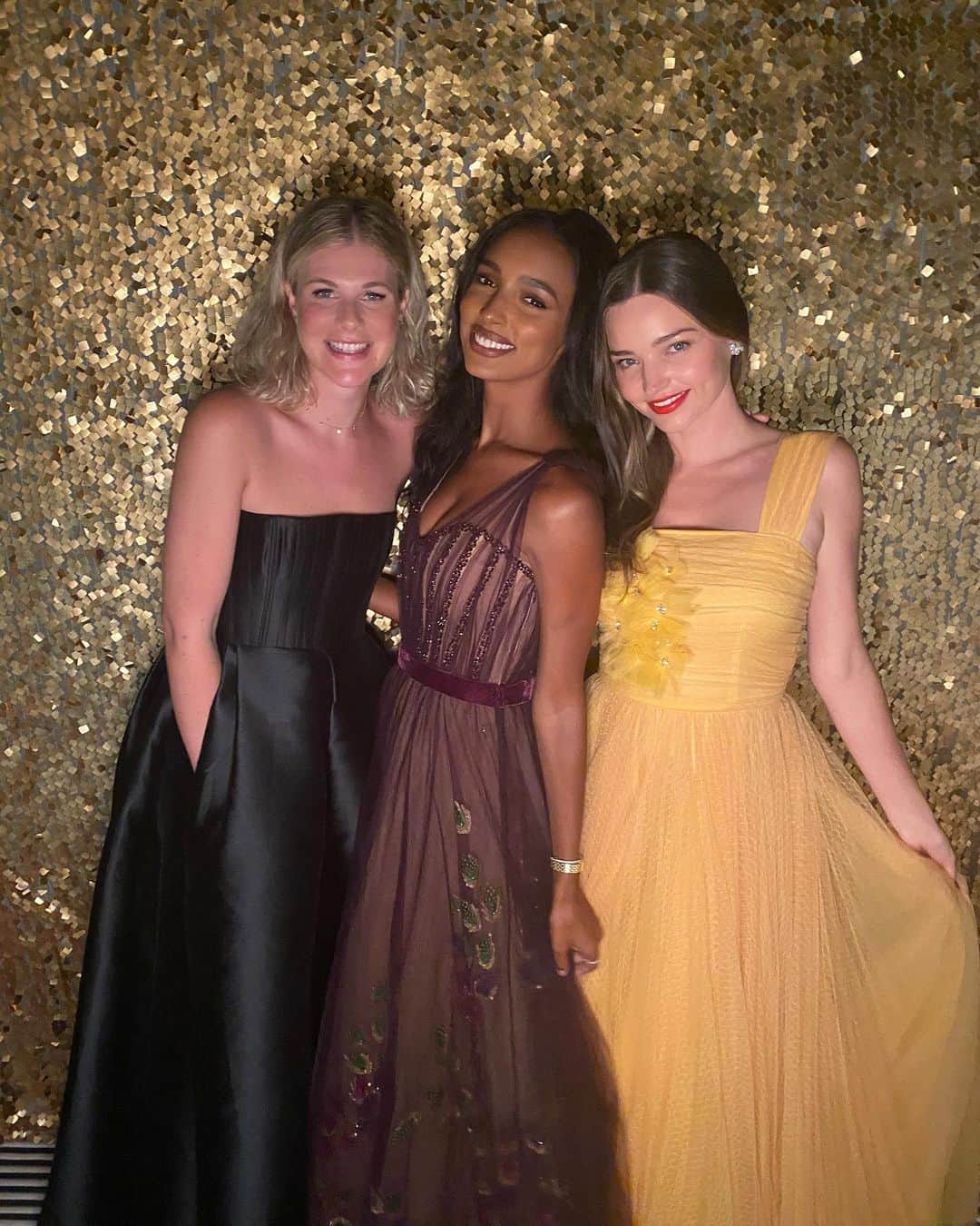 ミランダ・カーさんのインスタグラム写真 - (ミランダ・カーInstagram)「#TBT with my girls 👯‍♀️ Missing the dress up days 🥰」9月11日 2時53分 - mirandakerr