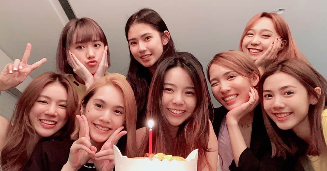 レイニー・ヤンのインスタグラム：「❤️❤️❤️ 約G.O.F來家裡吃吃喝喝大談心。從傍晚六點到凌晨一點半，好誇張呀😱 這群女孩們真的很乖、很努力，真誠對待身邊每一個人並認真對待自己的夢想。看見她們彷彿看見20年前的自己😌(誇完別人再誇自己的概念) 離開節目後，我就不再是她們的導師，必須放手讓她們自己去體驗接下來的種種，但只要她們有需要，我永遠都會是她們的避風港！ 不僅僅是這七位女孩，其他DD52的孩子們都是☺️ Dear G.O.F，恭喜妳們成為首發出道團，希望妳們能享受每一次的表演，珍惜每一次的工作機會，保持信念、堅持到底，絕對不會錯😎 ⚠️G.O.F的數位專輯已全面上線，實體專輯也可以預購囉！請大家一定要支持，因為真的很好聽～ BTW，我的歌當然也別忘了支持，謝謝😂  #dd52  #菱格世代dd52  #烈焰之心  #girlsonfire #GOF」