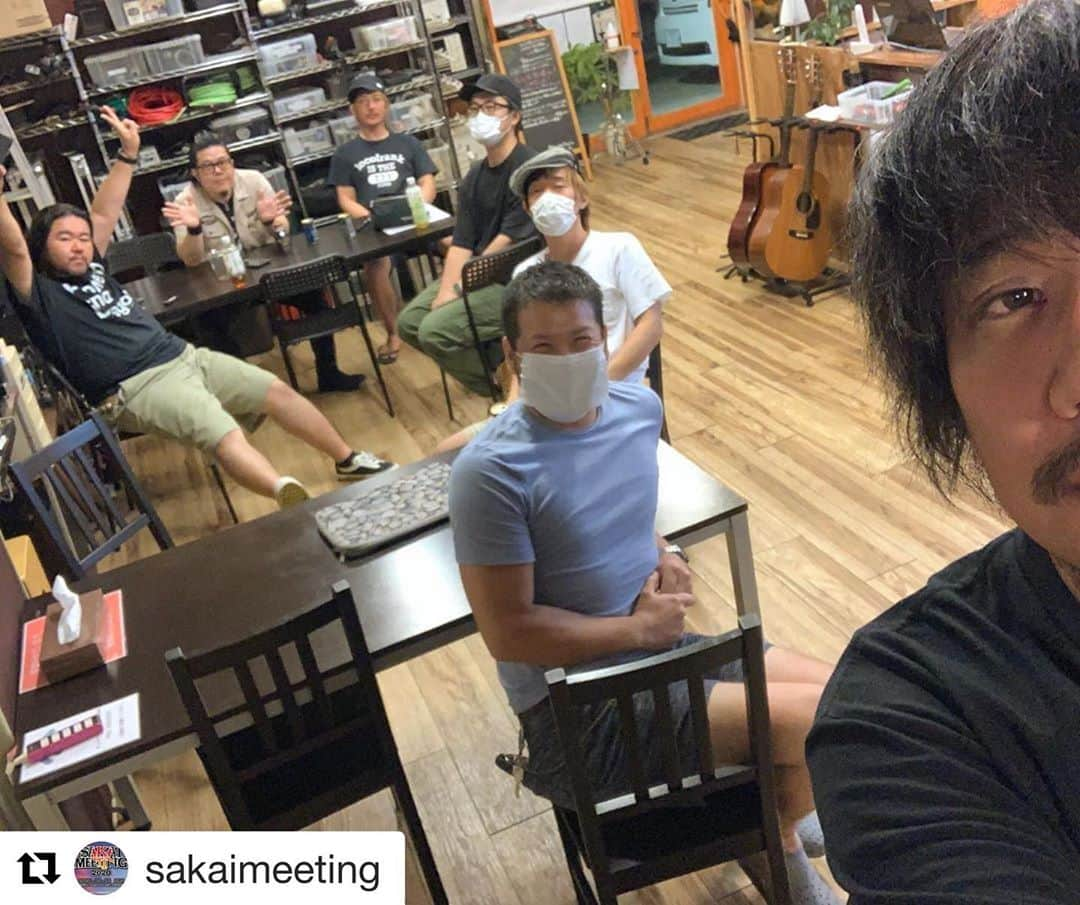 U-tanのインスタグラム：「模索中！！#Repost @sakaimeeting with @get_repost ・・・ 本日、SAKAI MEETINGのミーティング。 久しぶりにチーム揃った。 可能性を模索する。  #sakaimeeting #thechinawifemotors #good4nothing」