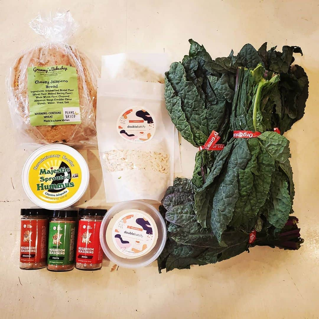 ガソリングラマーさんのインスタグラム写真 - (ガソリングラマーInstagram)「THIS WEEKS #MYMARKETBOX ORDER 🥬🧄🧀🌶🍞🍄 @marketbox.sd all vegan companies @jrorganicsfarm #organic #LACINATOKALE #babykalr @majesticgarlic CILANTRO GARLIC #hummus  @doublebatch.co #almondcheese #vegancheese #mozzarella #americana #pepperjack  @grammysbakeshop #jalapenocheddar #bread  @edible.alchemy #organic #mushroomseasoning #vegan #veganfood #whatveganseat #vegangood #veganaf #vegansofinstagram #plantbased #vegandelivery #vegetarian #marketboxsd #plantbased #plantbasedmeals  Thank you thankful GRATEFUL  Not paid sharing the good stuff 🙌 💥💥💥They deliver to LA Thursdays 10am to 8pm💥💥💥 #marketboxsd  #mymarketbox #jrorganicsfarm #majesticgarlic  #doublebatchco  #GRAMMYSBAKESHOP  #ediblealchemy」9月11日 2時57分 - gasolineglamour