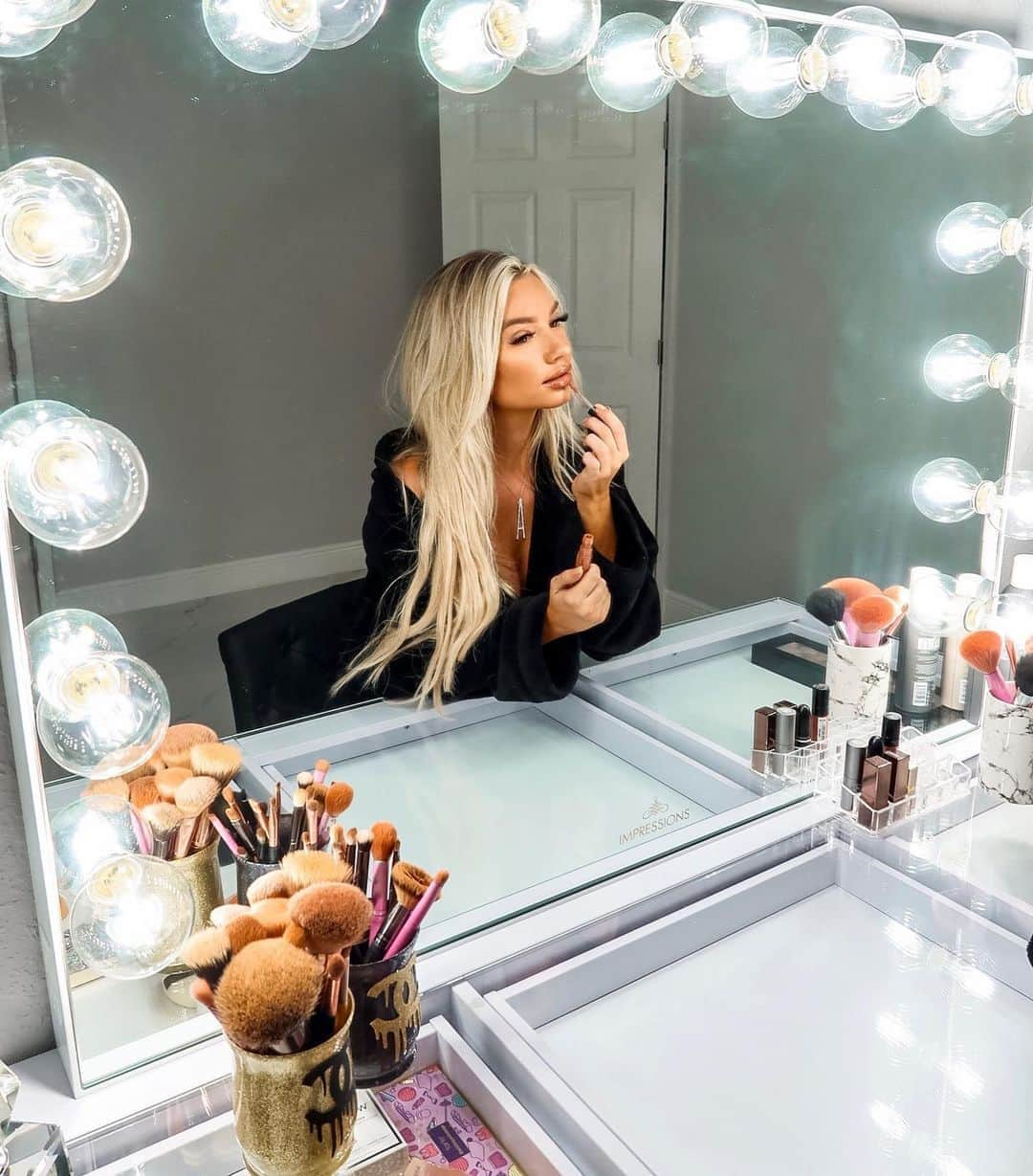 Alexa Collinsさんのインスタグラム写真 - (Alexa CollinsInstagram)「Feeling like an absolute princess in my @impressionsvanity slaystation! Now getting ready is always fun ✨」9月11日 3時05分 - alexacollins