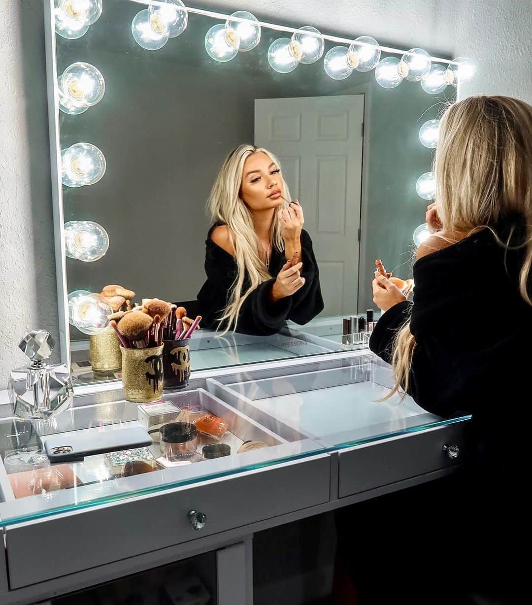 Alexa Collinsさんのインスタグラム写真 - (Alexa CollinsInstagram)「Feeling like an absolute princess in my @impressionsvanity slaystation! Now getting ready is always fun ✨」9月11日 3時05分 - alexacollins