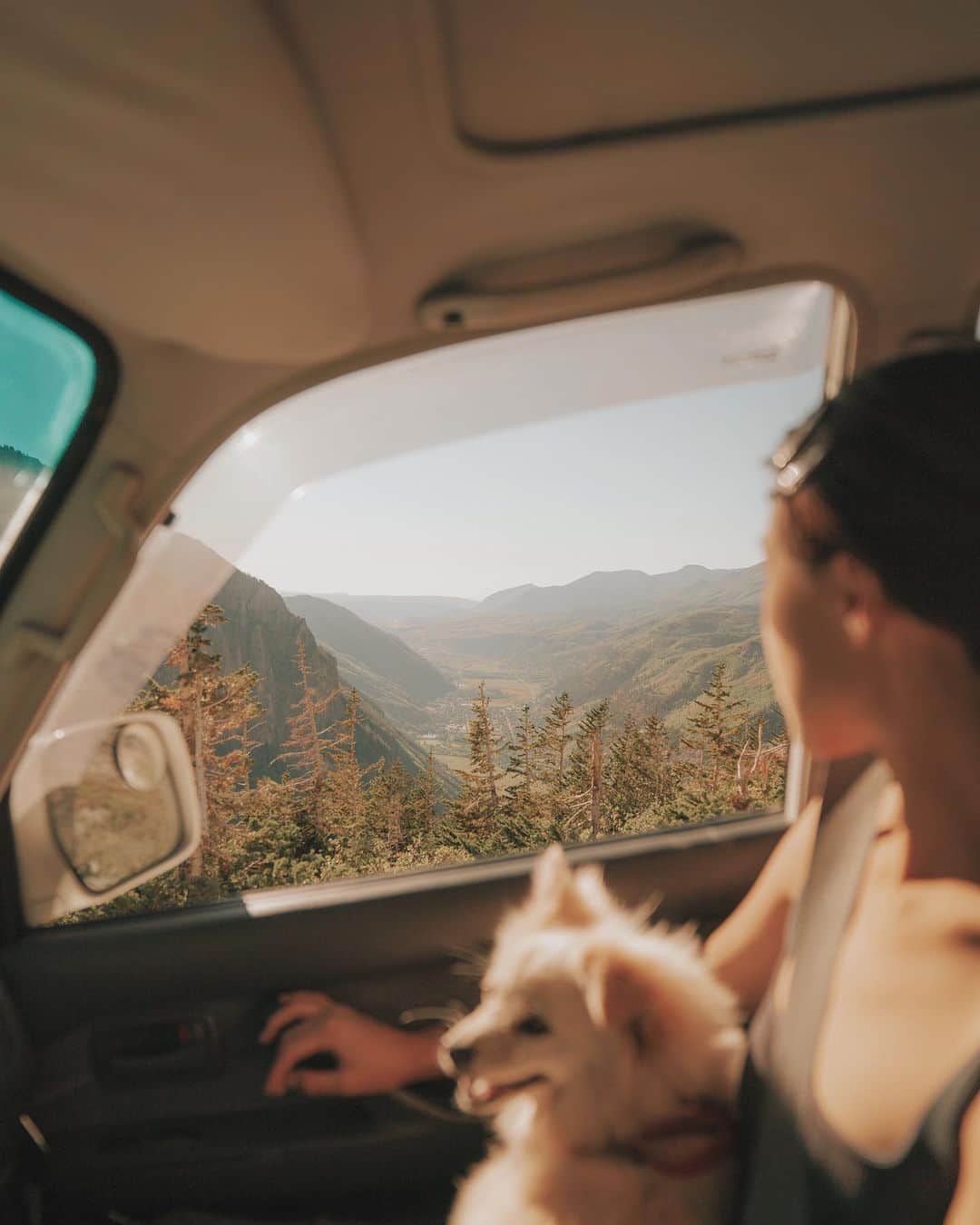 W E Y L I Eのインスタグラム：「Really missing these clear blue skies in Colorado. I woke up this morning to a smokey/hazy backyard covered in ash. The air quality is so bad I can hardly breathe when I’m outside. Thank you to the firefighters who are working tirelessly to battle the fires. Also thinking about all the wildlife...🥺  Take care & pack your emergency bags just to be prepared! I’ll be loading up my car today with water, emergency supplies, stuff for the rabbits & dogs, and also taking photos of everything in my home. Stay safe everyone!」