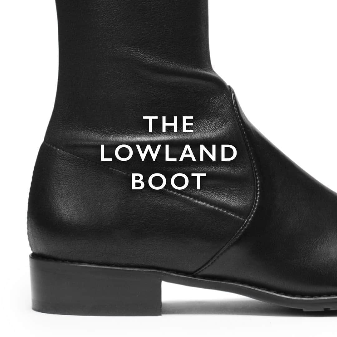 のインスタグラム：「The lowdown on our #LOWLAND: First introduced in 2013, this flat over-the-knee boot style is designed with a 25-mm flat heel. Find it in black stretch leather, black stretch suede and perla light gray stretch suede on stuartweitzman.com. #StuartWeitzman」