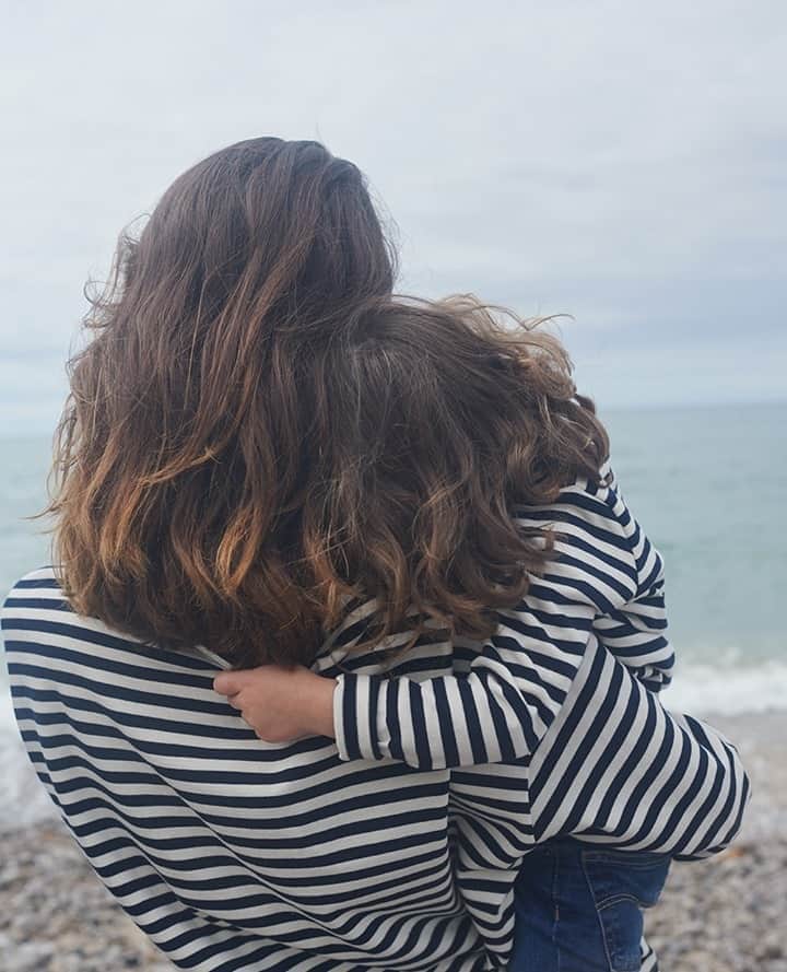 のインスタグラム：「✨ LA VIE EN PLUS JOLIE depuis 20 ans ✨⁠ ⁠ Ses rayures restent indémodables, on s’amuse avec ses lignes à l’encre bleue : la belle marinière à col bateau, en coton épais pour l'homme, ornée de jolies boutons pour la femme, d’un petit chat en lurex pour l’enfant … ⁠ Comme un air marin pour toute la famille ! ⁠ ⁠ #despetitshauts #despetitshautsaddict #despetitsmoments #nouvellecollection #mariniere #lavieenplusjoliedepuis20ans #lavieenplusjolie」