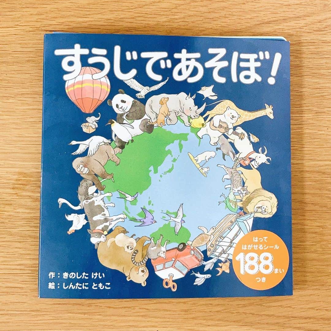 Tomoko Shintaniのインスタグラム：「先日ちょこっとアナウンスしましたが、今月21日あたりに @kokuyonoehon さんからシール絵本「すうじであそぼ！」が発売されます🤗 . https://www.amazon.co.jp/dp/4866820314/ . 普段あまり描かない動物や、私の好きな車をたくさん描きました🚘 . 巻末に用意されたシールを、文章にしたがってぺたぺた貼って遊んでくださいませ❤️ . My first sticker book "Suji de Asobo" (Let's play with numbers) will be released August 21 from @kokuyonoehon .  You will see a lot of animals I don't usually draw and also my favorite cars.  Hope you  enjoy!🤗❤️  . #すうじであそぼ！#きのしたけい #dyingtomeetyou #コクヨのえほん #シールブック #kokuyo #stickerbook #cinquecento #minicooper #beatle #jimny」