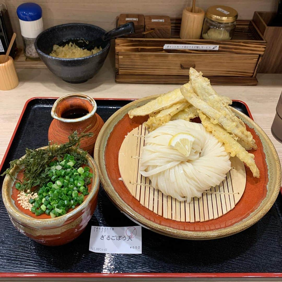 くろさんのインスタグラム写真 - (くろInstagram)「ざるごぼう天うどん🍜650円 先日の秘密のケンミンSHOWで福岡の特集をやっていたので、福岡のうどんなんぞ。 讃岐うどんとは別モノですが、福岡のうどんもけっこー好きです😋 高校時代は福岡だったので、牧のうどんとかよく食べてました🍜 #はし田たい吉 #ざるごぼう天うどん #福岡うどん #博多うどん #ざるうどん #ごぼう天 #NoUdonNoLife #はし田たい吉新橋店 #新橋ランチ #秘密のケンミンSHOW #牧のうどん」8月18日 12時14分 - m6bmw