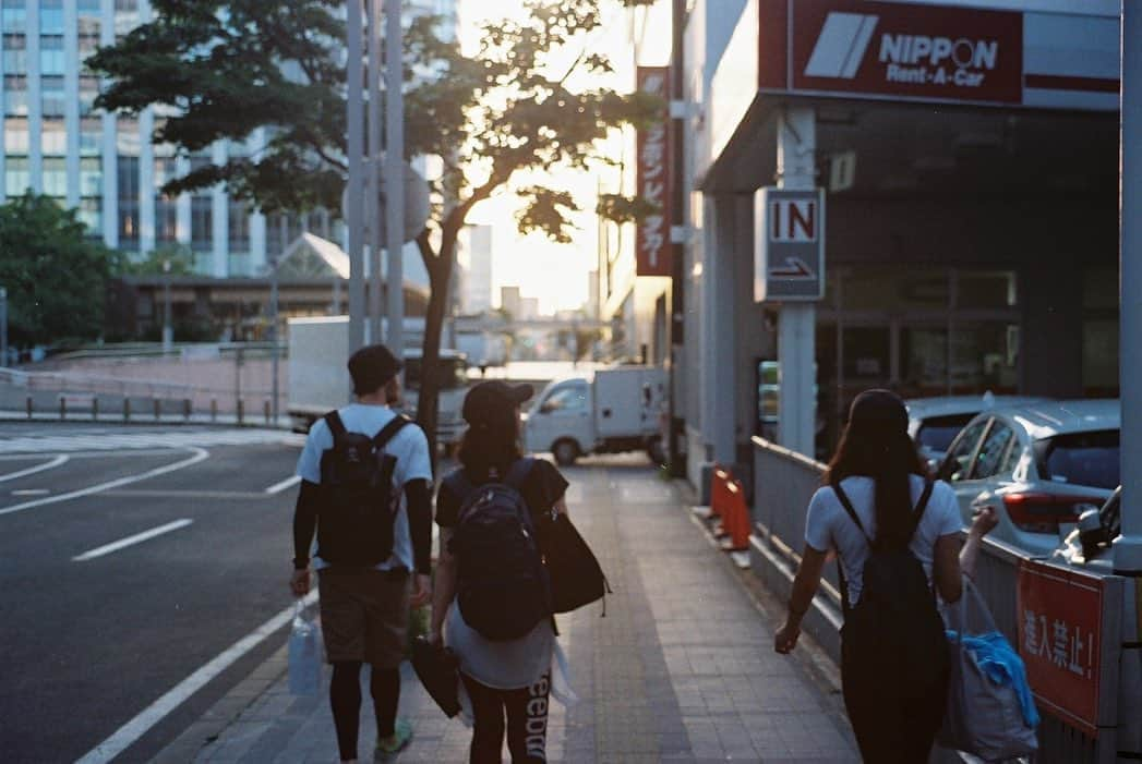 エバンズマラカイ(マラチ)さんのインスタグラム写真 - (エバンズマラカイ(マラチ)Instagram)「On the way up Ezo-Fuji (Mt. Yotei) with some friends. . . バケット初めて買って被ったのに小さいと言われた。だがしかし、気に入ったため、めげません😤 そして、朝帰りではなく、早朝出発です🌅 . . #summer #mountains #staypositivemyfriends #山登り #夏を終わらせない #バーベキューしたい #マラチの肉体改造 #有酸素編 #ただのニセコにいるオージー風 #フイルムカメラ #エバンズマラカイ #怒りのビッグベイビー #バチェラー #バチェロレッテ PC: @_hirotomiyazaki_」8月18日 12時16分 - bigmalachi