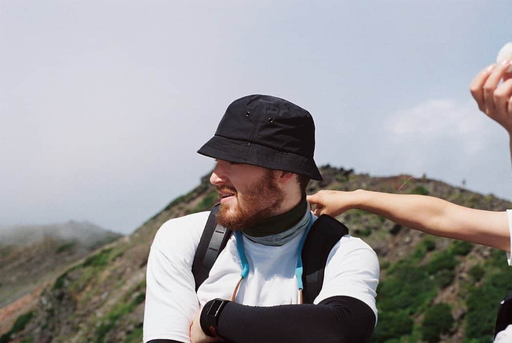 エバンズマラカイ(マラチ)さんのインスタグラム写真 - (エバンズマラカイ(マラチ)Instagram)「On the way up Ezo-Fuji (Mt. Yotei) with some friends. . . バケット初めて買って被ったのに小さいと言われた。だがしかし、気に入ったため、めげません😤 そして、朝帰りではなく、早朝出発です🌅 . . #summer #mountains #staypositivemyfriends #山登り #夏を終わらせない #バーベキューしたい #マラチの肉体改造 #有酸素編 #ただのニセコにいるオージー風 #フイルムカメラ #エバンズマラカイ #怒りのビッグベイビー #バチェラー #バチェロレッテ PC: @_hirotomiyazaki_」8月18日 12時16分 - bigmalachi