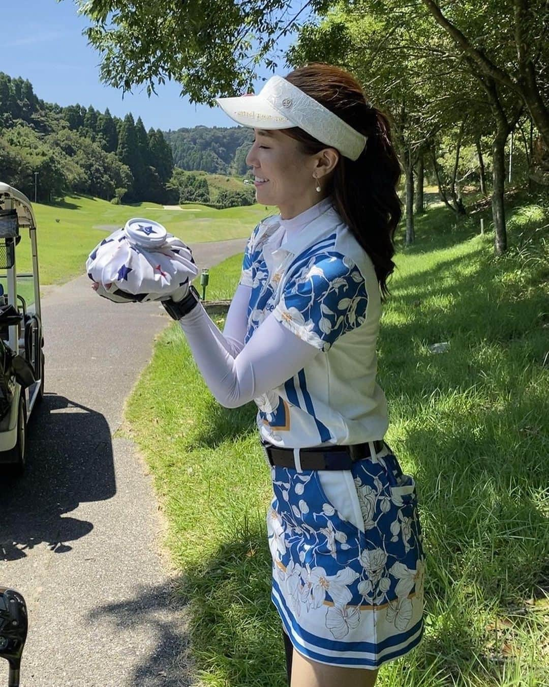 佐野真彩さんのインスタグラム写真 - (佐野真彩Instagram)「《最近のゴルフ事情⛳️》 ストーリーにはアップしていたけど、 こちらの投稿が止まってました🥺  最近はパーが前より取れるようになったりと、以前よりスコアがよくなったので、とにかくゴルフが楽しくって😆  お家でゴルフのYouTubeを観て（バンカーの出し方とかね🙂）ラウンドに行ってと、ゴルフ熱が凄いです⛳️🔥  写真は最近の載せていなかったものを。 ウェアは殆ど　@kissonthegreen です🎀  この夏の日焼け対策はかなり頑張っていて（それでも手袋とUVカットのインナーの間だけ焼けていたりしてる💦）なるべく肌を出さないように・飲む日焼け止めを飲んだりと対策しながらラウンドしています☺️ 正直見た目が不審者になってしまうので残念ですが、去年と比べると焼け度合いが違うのでこの夏は貫き通します✊😂笑  クラブ▶️ @callawaygolf_japan   #俺のマーベリックはこれだ #私のマーベリックはこれだ #callaway #golf #kissonthegreen #キスオンザグリーン　#ゴルフウェア　#夏のゴルフファッション　#スイング動画 #東京ベイサイドゴルフコース #石岡ゴルフ倶楽部 #デイスターゴルフクラブ #大多喜城ゴルフ倶楽部」8月18日 10時46分 - sano.maya