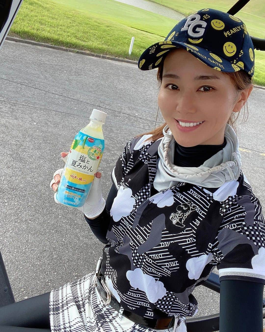 佐野真彩さんのインスタグラム写真 - (佐野真彩Instagram)「《最近のゴルフ事情⛳️》 ストーリーにはアップしていたけど、 こちらの投稿が止まってました🥺  最近はパーが前より取れるようになったりと、以前よりスコアがよくなったので、とにかくゴルフが楽しくって😆  お家でゴルフのYouTubeを観て（バンカーの出し方とかね🙂）ラウンドに行ってと、ゴルフ熱が凄いです⛳️🔥  写真は最近の載せていなかったものを。 ウェアは殆ど　@kissonthegreen です🎀  この夏の日焼け対策はかなり頑張っていて（それでも手袋とUVカットのインナーの間だけ焼けていたりしてる💦）なるべく肌を出さないように・飲む日焼け止めを飲んだりと対策しながらラウンドしています☺️ 正直見た目が不審者になってしまうので残念ですが、去年と比べると焼け度合いが違うのでこの夏は貫き通します✊😂笑  クラブ▶️ @callawaygolf_japan   #俺のマーベリックはこれだ #私のマーベリックはこれだ #callaway #golf #kissonthegreen #キスオンザグリーン　#ゴルフウェア　#夏のゴルフファッション　#スイング動画 #東京ベイサイドゴルフコース #石岡ゴルフ倶楽部 #デイスターゴルフクラブ #大多喜城ゴルフ倶楽部」8月18日 10時46分 - sano.maya