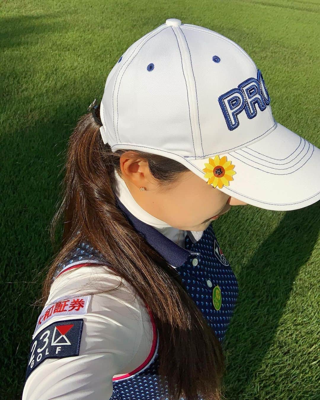 のインスタグラム：「お気に入りのマーカー💛🧡💚 ヒマワリと睡蓮をオーダーして、 綾田紘子さんに作ってもらいました✨ . @hrkgolf.official  ↑色んなマーカーがあって、 オーダーメードでも作ってくれます💛 . 私がオーダーしたヒマワリのマーカーも販売されてるので、 ゴルフ好き✨ゴルフ女子の皆さん✨ よかったらお揃いでどうですか😆🌻✨ . マークするたびHAPPYな気持ちになる☺️✨ . #オーダーメードマーカー #hrkgolf #ハンドメイドマーカー #ゴルフ好き #ゴルフ女子」