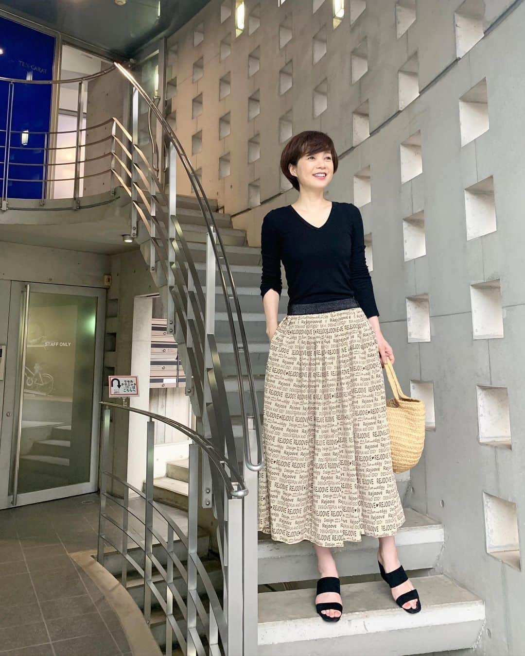 いかりさとみのインスタグラム：「マエノリちゃんプロデュース #rejoove の新作スカートをはきました！モノグラム柄だよ ☆彡　マエノリちゃんがわたしは茶系が似合うというので、キャメルカラー、ゲットです。 夏のロングスカートは涼しいよね」