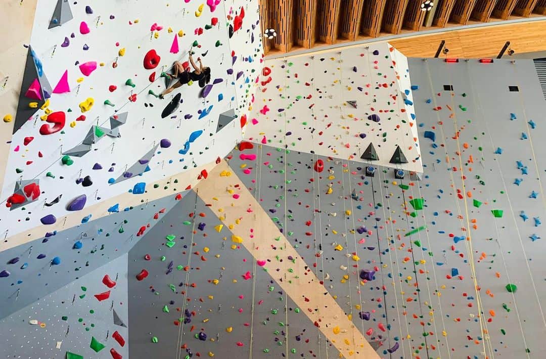 アラーナ・イップのインスタグラム：「I’ve been loving training on this brand new 16m tall lead wall with two speed lanes at @richmondoval. Just look how steep it is (10m of the wall is at 40 degrees!) 😍 Having a facility like this to train at close to home is going to be a game changer this upcoming year. Go check it out if you’re in the area, you won’t be disappointed!   ⠀⠀⠀⠀⠀⠀⠀⠀⠀ @arcteryx @scarpana @canfund @teamcanada  #TeamCanada」