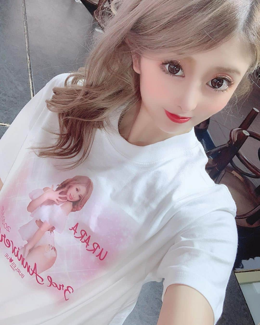 うららさんのインスタグラム写真 - (うららInstagram)「昨日はありがとうございました🥰💋 めちゃめちゃ楽しかった♥ 自分のTシャツとかも着てくれてる方嬉しかった😭❤ 3部はほんと緊張したなぁ😅 でも実現できてよかった✊✨  こんなコロナの中来てくれた方、楽しくて気付いたら1~3部までいた💦って言ってくれた方、めちゃめちゃ嬉しかったです🥺💋 またこうしてお祝いしてくれた社長、スタッフ、ダンサーの女の子、本当にありがとうございました☺️🍭  . . . #バーレスク大阪 #バーレスク東京 #burlesque #北新地 #showpub #うらら #エンターテイメント #dancer #singer #キャバ嬢 #ホスト #モデル #cute #ポールダンス #アイドル #ギャル #スリム #パリピ #performer #gogodancer #脚フェチ #ビキニギャル #エロ可愛い #笑顔が人を幸せにする #可愛い #小悪魔 #コロナに負けるな #showgirl #3周年 #3年記念日」8月18日 11時12分 - urara_burlesque