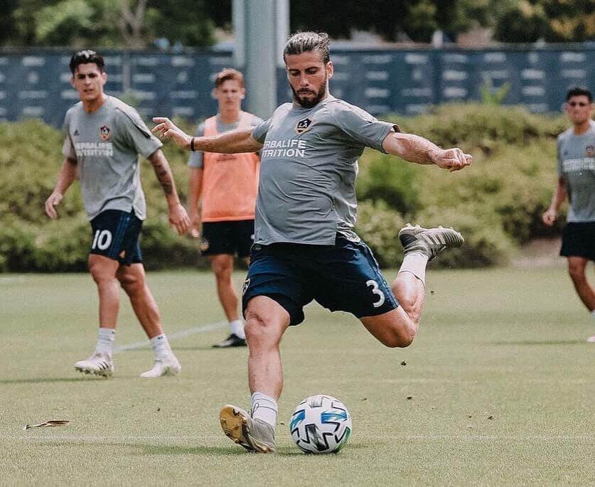 エミリアーノ・インスアさんのインスタグラム写真 - (エミリアーノ・インスアInstagram)「Monday mood! 5 days to go @lagalaxy 💪💪 💙🤍💛」8月18日 11時14分 - emilianoinsua