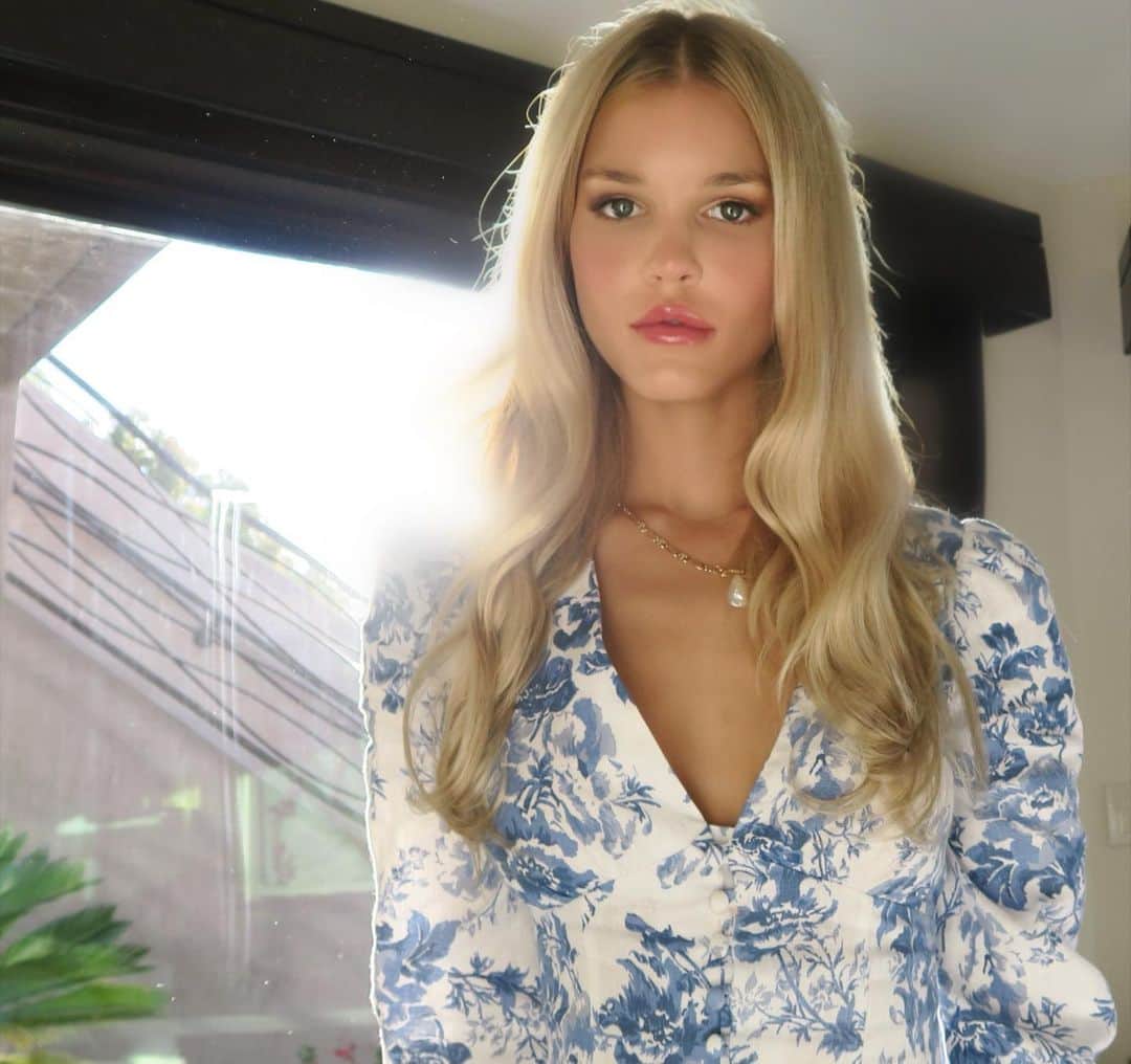 Joy Corriganのインスタグラム：「Long hair or short hair? 👱🏻‍♀️」