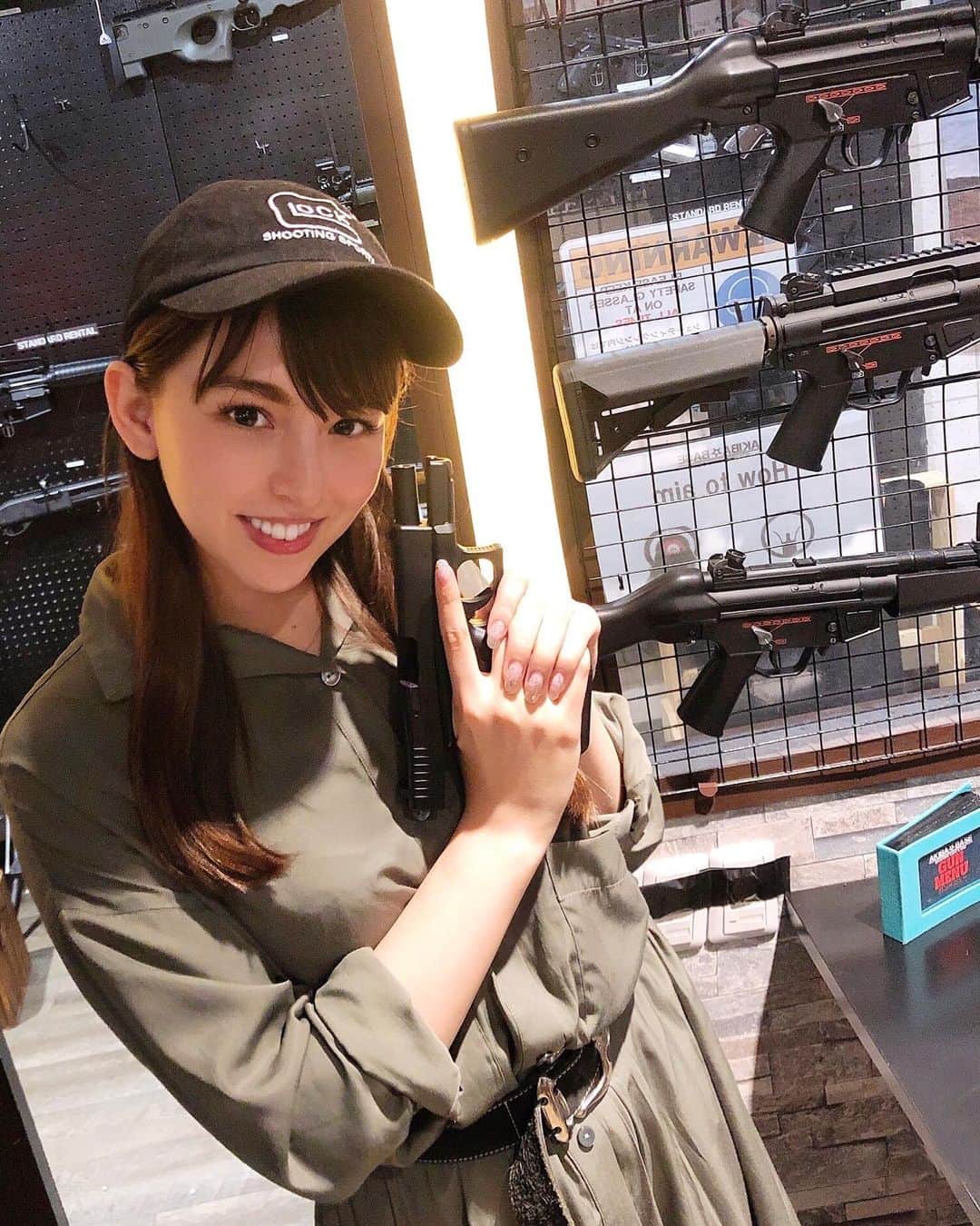 アイシスのインスタグラム：「🔫🔫🔫🔫🔫 かわいいうちの子（Glock19）と ぱしゃり📸  #サバゲ #サバゲー #サバゲー女子  #airsoft #ミリタリー #military #airsofter #シューティング #shooting #airsoftnational #airsoftgun #airsoftgirl #ハンドガン #エアガン #ガスブロ #ガスブローバック #GLOCK #グロック #glockgirl #glock22 #glock19 #東京マルイ #tokyomarui #サバゲー女子の日常 #サバゲー好きと繋がりたい #サバゲーマーさんと繋がりたい #サバゲーマー  #滝澤いしすと趣味の世界 #安西先生 #シューティングがしたいです」