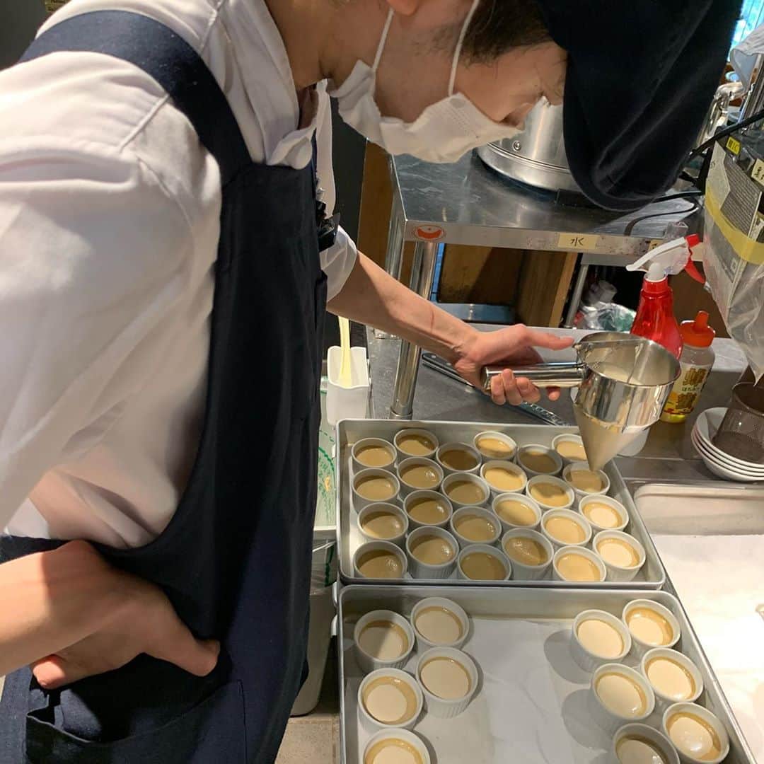 T.G.HEARTH TGハースのインスタグラム：「こんにちはTGハースです！﻿ 毎週月・火はデザートの日😋﻿ 今回は黒糖プリン🍮ご用意しております！！﻿ 水・木は姉妹店でデザートの日。﻿ 金曜日はTGハース名物チキンの日開催してます。﻿ ﻿ ﻿ 当店名物ロティサリーチキン1羽まるごと¥1980🐓﻿ すぐ電話↓↓↓期間限定なのでお早めに〜💕💕💕﻿ ☎️03-6416-9445←ﾖｳﾁｪｹﾗ🤘﻿ ⭐️旨辛フェアも絶賛開催中なのでテイクアウトチキンの味変更やハーフ&ハーフも対応してます🤓﻿ ﻿ ﻿ ◆モバイルオーダーも出来るようになりました✨﻿ プロフィールからHPをアクセスしてください♪﻿ モバイルオーダー﻿ https://tgh.for.dinii.jp/﻿ ﻿ ◆Uber eats・menu・出前館によるデリバリー﻿ 11:30〜21:00﻿ ﻿ ◆LINE@登録お願いします♪﻿ https://lin.ee/g0H4jc6﻿ ﻿ ﻿ 皆さまの笑顔に会えますように！💕💕💕﻿ ﻿ #TGハース#代官山ディナー#代官山ランチ#恵比寿グルメ#恵比寿ビストロ#恵比寿ディナー#代官山グルメ #ハース #代官山テイクアウト#恵比寿ランチ#ラクレット#チーズ#ロティサリーチキン#恵比寿ご飯#menu#恵比寿ワイン#テイクアウト#渋谷ディナー#恵比寿チーズ#tghearth#渋谷グルメ#渋谷ランチ#恵比寿チーズ#恵比寿カフェ#チーズケーキ#渋谷テイクアウト#恵比寿新聞#恵比寿ビール#チーズフォンデュ#恵比寿テイクアウト」