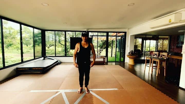 トニー・ジャーのインスタグラム：「flexibility for the body (Acrobatic Gymnastics)」