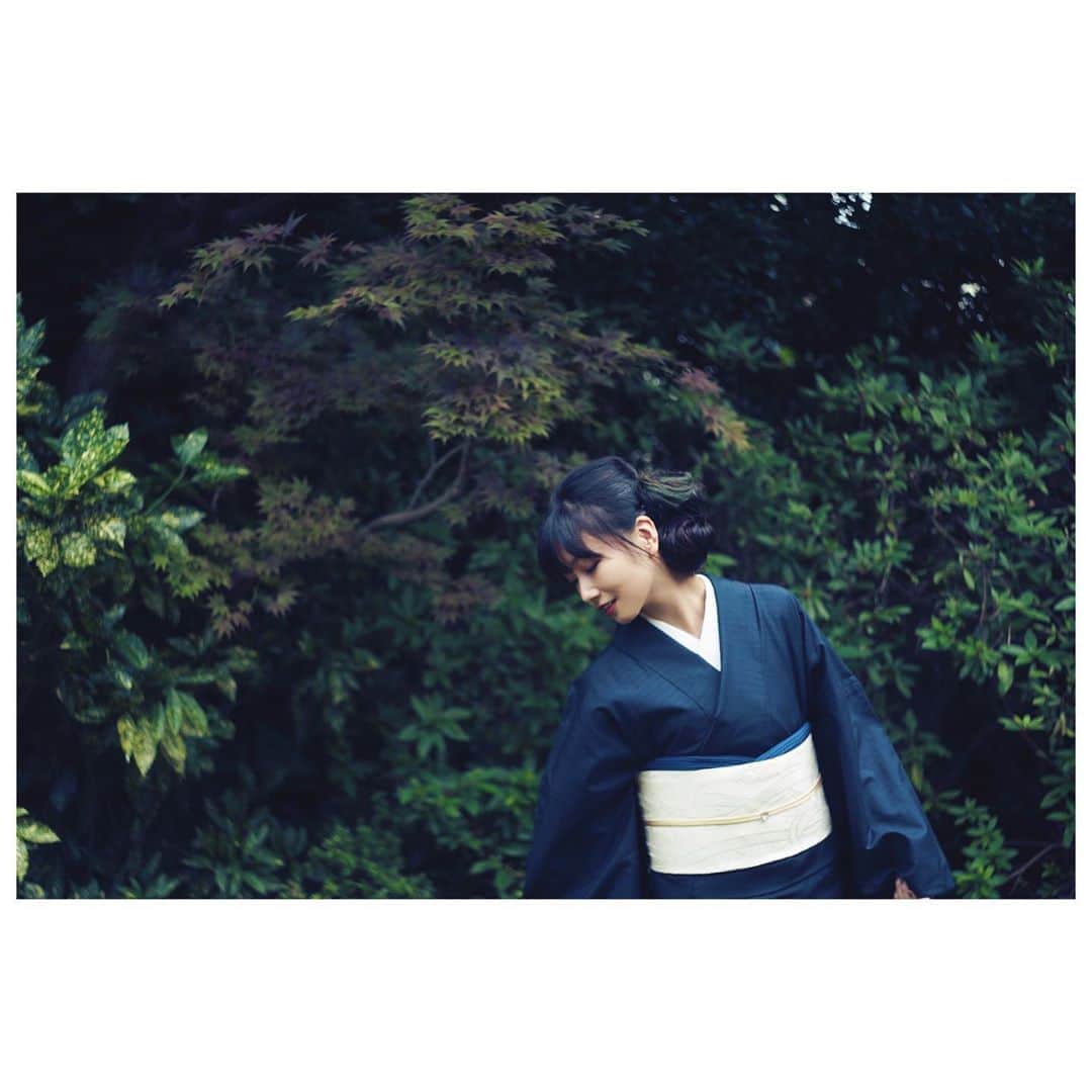 大塚愛さんのインスタグラム写真 - (大塚愛Instagram)「‪お着物の話を少し。‬  ‪半衿には、少し艶やかなものを。‬ ‪帯揚げはかなり迷いました。‬ ‪今回は‬ ‪帯に目がいくよう、着物と同系色で。‬  ‪帯締めにはゴールドを入れて、華やかさを足し、‬ ‪帯留めには、楕円形のガラスライクのものを入れ女性らしく。‬  ‪AIO　‬#着物 #kimono」8月18日 11時38分 - aiotsuka_official