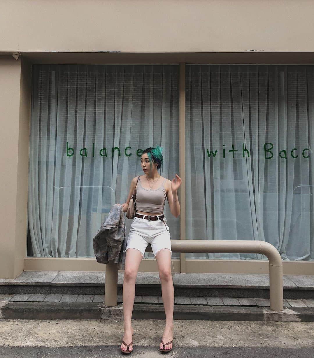 アシュリさんのインスタグラム写真 - (アシュリInstagram)「Haven’t worn bermuda shorts since like.... 2013 🩳 Forgot how comfy they were😬 성수에서 @joanday 랑 데이트한날 💚💙」8月18日 11時39分 - ashleybchoi