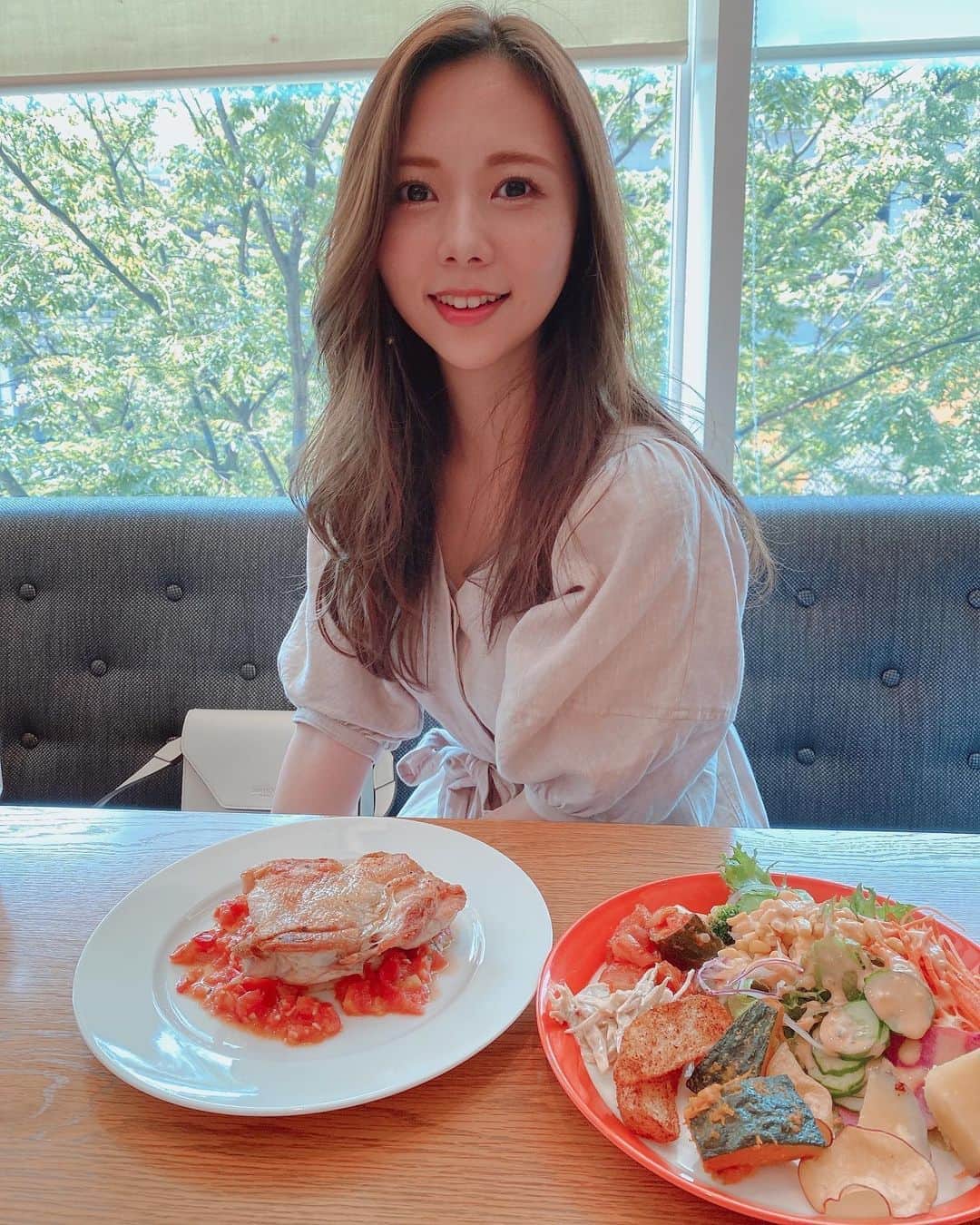 西村季里子のインスタグラム：「・  「このカフェいきたい」  って目掛けて行って隣のカフェでランチした🍽 でもサラダバーがあって最高だった🥰  髪色ちょと明るくした！ 前髪も顎下まで切った！ ヘアセットが楽しい！ (外出ることあんまないけど)  #休日 #lunch #サラダ #チキン #🥗#🍗#🍠 #ヘアカラー #美容院」