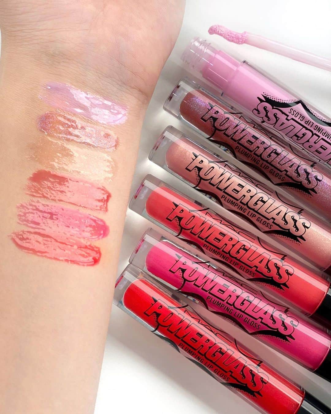 M∙A∙C Cosmetics Japanのインスタグラム：「【本日公式オンラインショップ先行発売】 ひと塗りでボリューム感・輝き・潤いを叶えるプランピング リップ グロスが公式オンラインショップにて6色先行発売で登場✨ #MACPowerglass #MACパワーガラス ㅤ 仕上がりのイメージをスワイプしてチェック👉 ☑︎プランプ アップ ザ ジャム（チェリーレッド） ☑︎シリアスリー ストークト（ブライトネオンオレンジ） ☑︎コミック ブック エンディング（パープル） ☑︎プリーズド アズ パンチ（プリーズド アズ パンチ） ☑︎ジー, ザッツ スウェル!（ジー, ザッツ スウェル!） ☑︎キャント バースト ディス バブル（ブライト ミルキー ピンク） ㅤ ㅤ *8月18日(火) 公式オンラインショップ先行発売 *全国店舗発売 11月（予定） ㅤ 【公式オンラインショップ限定特典】 ☑︎8月24日(月)23:59まで全品送料無料 ☑︎初回ご購入のお客様へ10% OFFクーポンをプレゼント （クーポンコードwelcome） ㅤ #MACCosmeticsJapan #MACCosmetics #MAC #MACコスメ #マックコスメ #コスメ #コスメレポ #化粧品 #デパコス #コスメ部 #コスメマニア #メイク好き#メイク道具#美容大好き#美容好き#メイクプロセス#トレンドメイク#夏メイク#メイクテク#MACリップ#リップ#リップメイク #リップケア#リップグロス#ボリューム#ぷっくり#マットリップ#リップマニア」