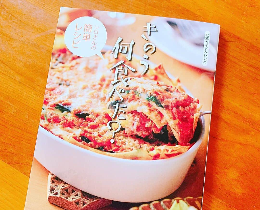 石田ひかりさんのインスタグラム写真 - (石田ひかりInstagram)「鮭チャーハンにしか見えませぬが だーい好きなドラマ 「きのう何食べた？」のシロさんのレシピより 「鮭と卵とキュウリのお寿司」ですっ😝😝😝 家族揃って、いっせーのーせで食べれないので キュウリは別盛りにした結果 見た目チャーハンに😓 クールだけど繊細なシロさんと 無邪気で素直で乙女なケンジ☺️ お友達たちもおかしくて❣️ お料理もほんとに美味しそう！ 材料や手順も分かりやすくて お料理番組的にも活用させていただいております😝 だーい好きなドラマ❣️ #きのう何食べた？ #シロさん #ケンジ #小日向さん #ジルベール #にっしー #うっちー」8月18日 11時48分 - hikaringo0525