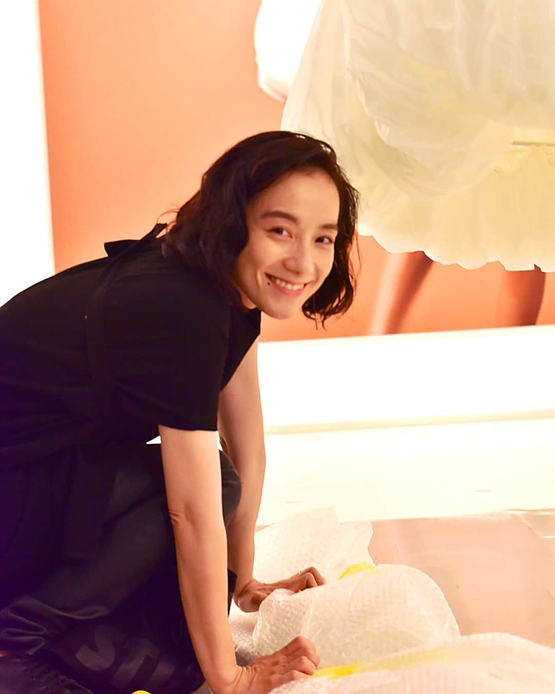 篠原ともえさんのインスタグラム写真 - (篠原ともえInstagram)「madame FIGARO カルチャーコーナーで”つくる“をテーマに「making」というコラムを毎月お届けしています。本日更新！今回は展示会のつくりかたを執筆しましたっ。→ https://madamefigaro.jp/culture/series/tomoe-shinohara/  photo by @komats_u」8月18日 11時59分 - tomoe_shinohara