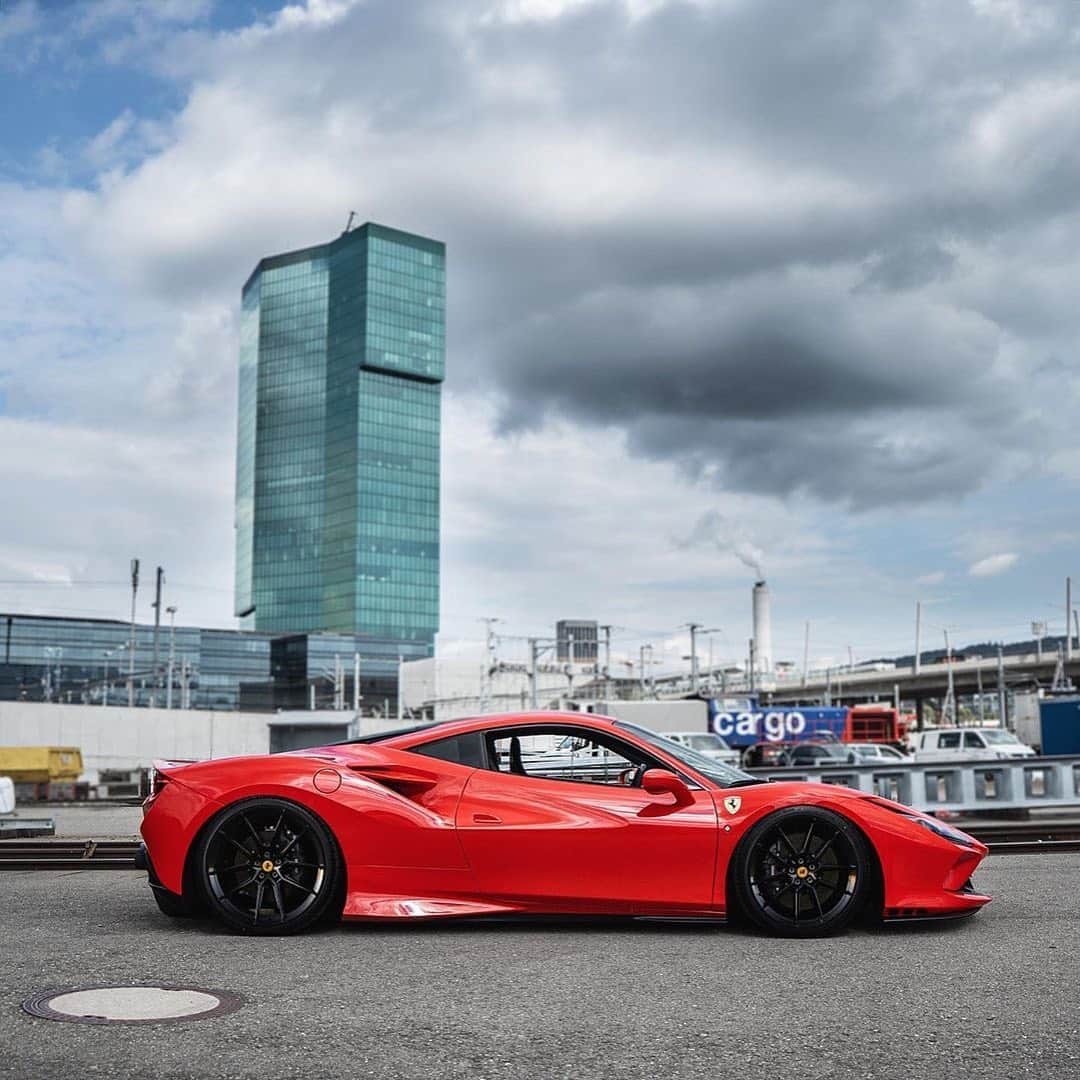 CARLiFESTYLEさんのインスタグラム写真 - (CARLiFESTYLEInstagram)「Ferrari F8 Tributo. 👍🏽or👎🏽? Photo by @srs_swissrichstreets #carlifestyle」8月18日 12時01分 - carlifestyle