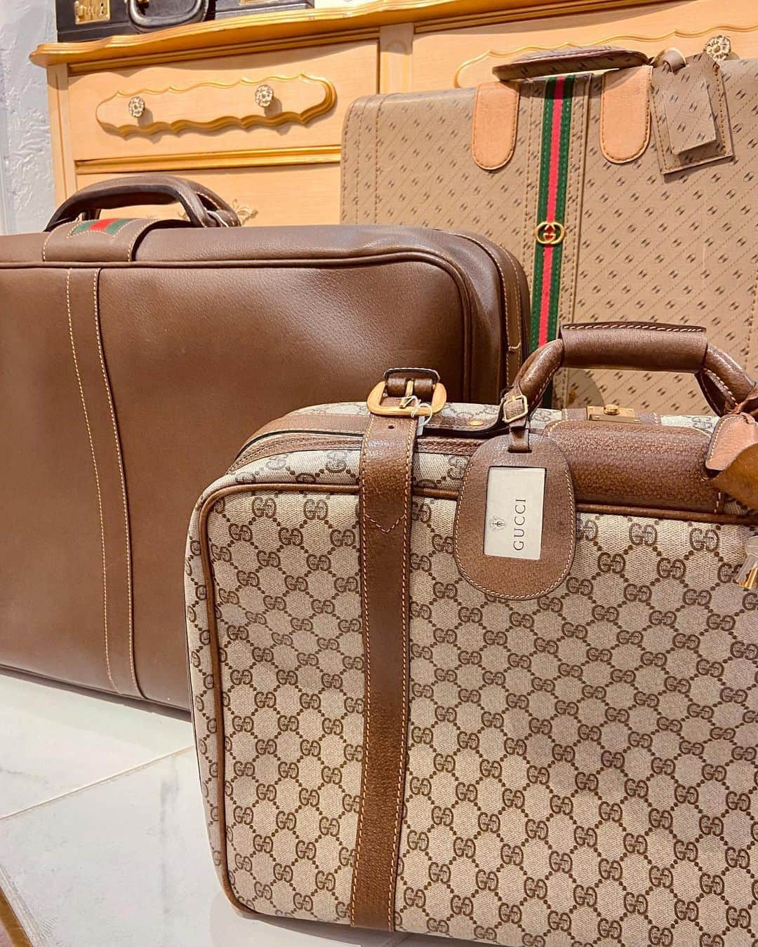 vintage Qooさんのインスタグラム写真 - (vintage QooInstagram)「Gucci’s iconic luggages✨ Established in 1921🇮🇹 #gucci #vintageqoo #luggage  —————————-—————— You can find it on our online store. Please send a dm us if you would like to more details」8月18日 12時11分 - vintageqoo