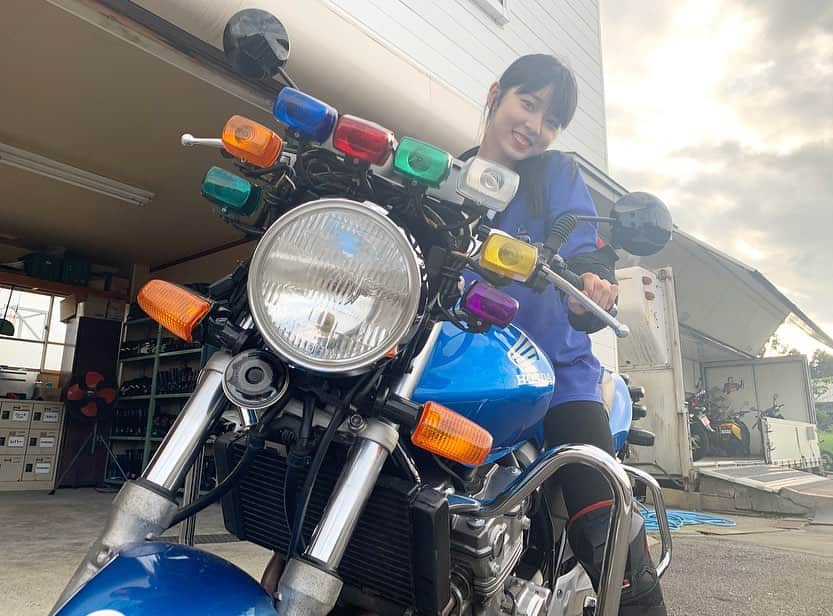 ジョナゴールドさんのインスタグラム写真 - (ジョナゴールドInstagram)「♥ 弘前モータースクールでいっぱいバイクに乗ってみたー！！ ・ でも実際に運転したのは2枚目の原付だよ☺️ 最後の写真はあまりのバイクの大きさに笑顔がこぼれてしまったところ🙈 ・ 普通自動車免許意外にもたくさん取れるから、みんなも何か困ったらモータースクールに行くんだぞっ😎 ・ ブログも見てね！ ♥ #弘前モータースクール #青森モータースクール #浪岡モータースクール #自動車学校 #運転免許」8月18日 12時04分 - jonagold_0323