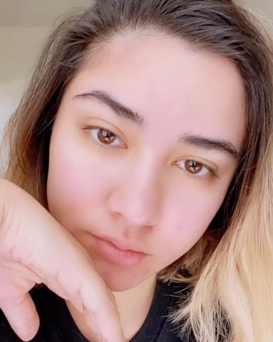 ローレン・ヤングのインスタグラム：「Vid 1 is online me and Vid 2 is real me slowly turning into online me (anuraw...?)   IF YOU KNOW YOU KNOW 🤪」