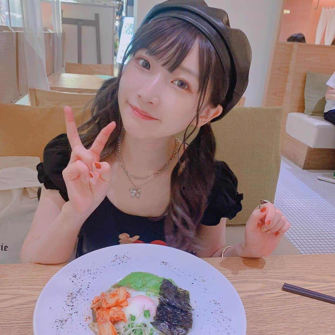 平野友里（ゆり丸）さんのインスタグラム写真 - (平野友里（ゆり丸）Instagram)「🐖  おいしいもの食べてるとき ほんとしあわせっ☺️💓 へへ〜〜〜  みんなお昼なにたべた？🧡  ・ ・ ・ ・  #めん色いろいつでもおやつ  #ルミネ #ルミネエスト新宿  #ルミネ新宿 #新宿 #新宿グルメ  #新宿ランチ #うどん #新宿駅  #東京ランチ #ジーユー #ケイティー #ジュエティ #インスタ映え#フォトジェニック #いいね #いいね歓迎」8月18日 12時10分 - yurimaruchan___