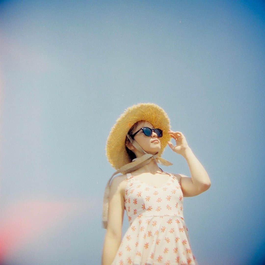 Aya（高本彩）さんのインスタグラム写真 - (Aya（高本彩）Instagram)「HOLGA 120NとCineStill800を組み合わせて撮影🎞 最近はトイカメラの凄さに感動してはまっております。 撮る瞬間は本当におもちゃみたいな感覚なので満足感は得られませんが現像をしたあとの感動はもの凄いです。 初めてトイカメラで撮った写真をみたときは、なめてたーーーー‼️って叫びました。笑  @popeye_camera   #photobyaya#film#filmphotography #holga120 #cinestill800t #トイカメラ#作例」8月18日 12時10分 - aya_dream04