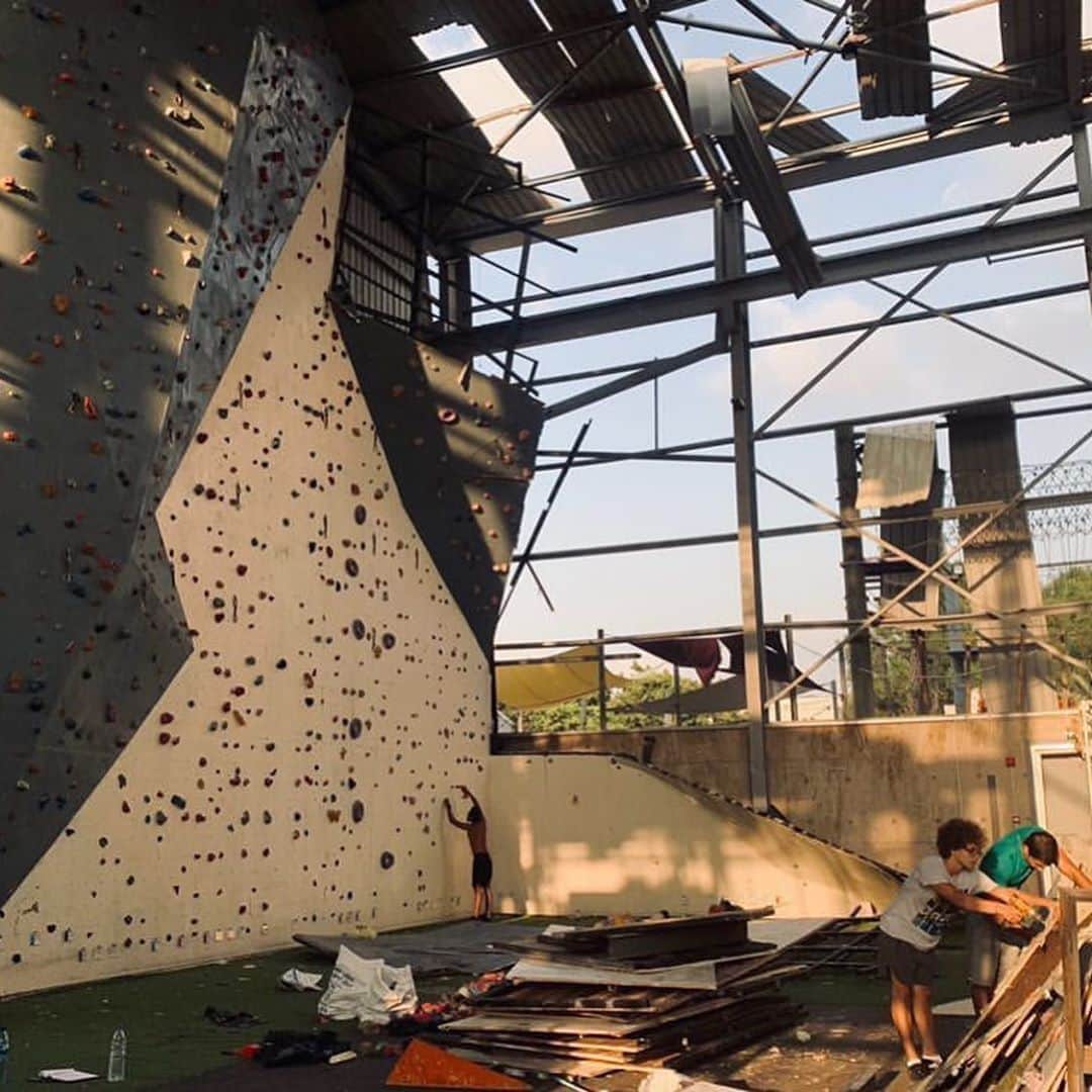 サッシャ・ディギーリアンさんのインスタグラム写真 - (サッシャ・ディギーリアンInstagram)「Flyp, the local climbing gym in Beirut, was heavily damaged in the massive explosion that hit Lebanon on the 4th of August 2020. It was a second home to a large part of Lebanon’s eclectic and vibrant climbing community where people could find stability in a country fraught with political and economical unrest. For the past year people living in Beirut have been through a lot; climbing has been a refuge, an escape, and most of all a way for to stay sane.  Flyp stood only 0.8 miles from the epicenter of the explosion which caused carnage over a 6 mile radius. The explosion shook Beirut with the force of a 3.5 magnitude earthquake. Flyp’s neighborhood, Karantina, was one of the most severely hit; many lost their lives, their loved ones, and their homes. Diala – owner of Flyp and mother of three – saw her business and her home, both within a mile from the explosion, turn to rubble within a few seconds.  She and her family survived the disastrous event, but like most people in Beirut, it was a close call.  “I want to reopen as soon as possible, not for the business part of it since it has not been profitable at all for the past year, but to tell [the Lebanese corrupt criminal political class who brought the country to its knees] we are here to stay, they can’t shake us, we are not going anywhere.” Though barely breaking even, Diala kept the place up and running both for her employees and for the climbing community.  “We want to send a clear message of defiance to the corrupt ruling class that has been hindering all our efforts to build and prosper in our country. Faced today with hyperinflation and a devaluating currency it is impossible for us to rebuild our climbing gym without external financial aid.”  #HELPBEIRUTCLIMBERS #HERETOSTAY Link in bio to donate❤️🤍💚」8月18日 3時40分 - sashadigiulian