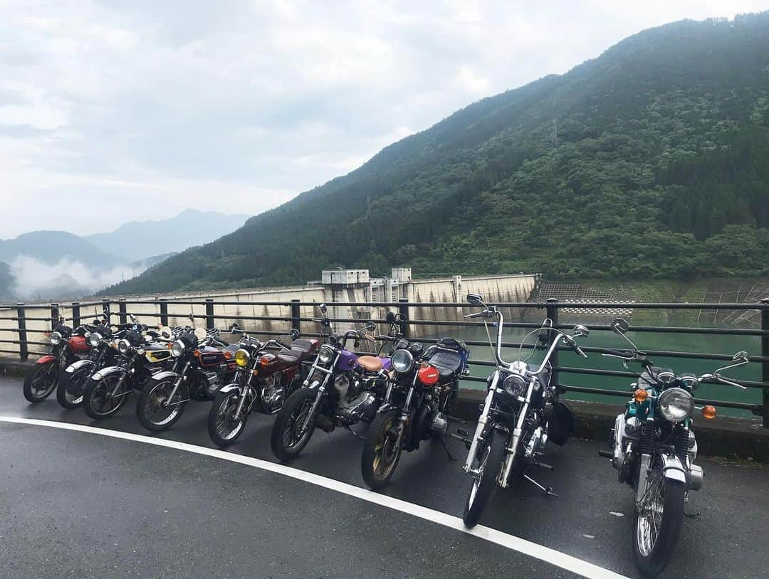 菊地智義さんのインスタグラム写真 - (菊地智義Instagram)「先日今年初めての夏を楽しみました。 お世話になっているバイク屋さん主催の旧車ツーリングにMASAと参加させて頂きました。 暑くて予想以上に人いっぱいでしたが、とにかくツーリングは最高でしたでした！ やんちゃ目なバイクもありますが… 皆さん“今は”真面目で優しい素敵な方々です笑 #コーストライン #長瀞 #旧車ツーリング https://youtu.be/KEZnA-B8q1A」8月18日 3時46分 - potatokikuchi2