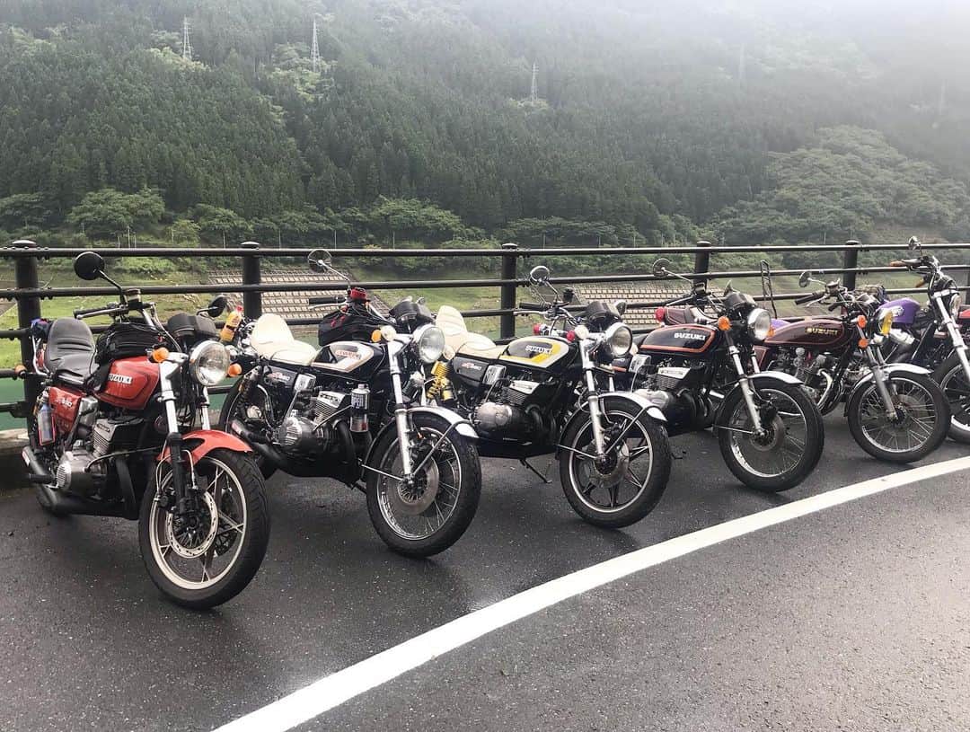 菊地智義さんのインスタグラム写真 - (菊地智義Instagram)「先日今年初めての夏を楽しみました。 お世話になっているバイク屋さん主催の旧車ツーリングにMASAと参加させて頂きました。 暑くて予想以上に人いっぱいでしたが、とにかくツーリングは最高でしたでした！ やんちゃ目なバイクもありますが… 皆さん“今は”真面目で優しい素敵な方々です笑 #コーストライン #長瀞 #旧車ツーリング https://youtu.be/KEZnA-B8q1A」8月18日 3時46分 - potatokikuchi2