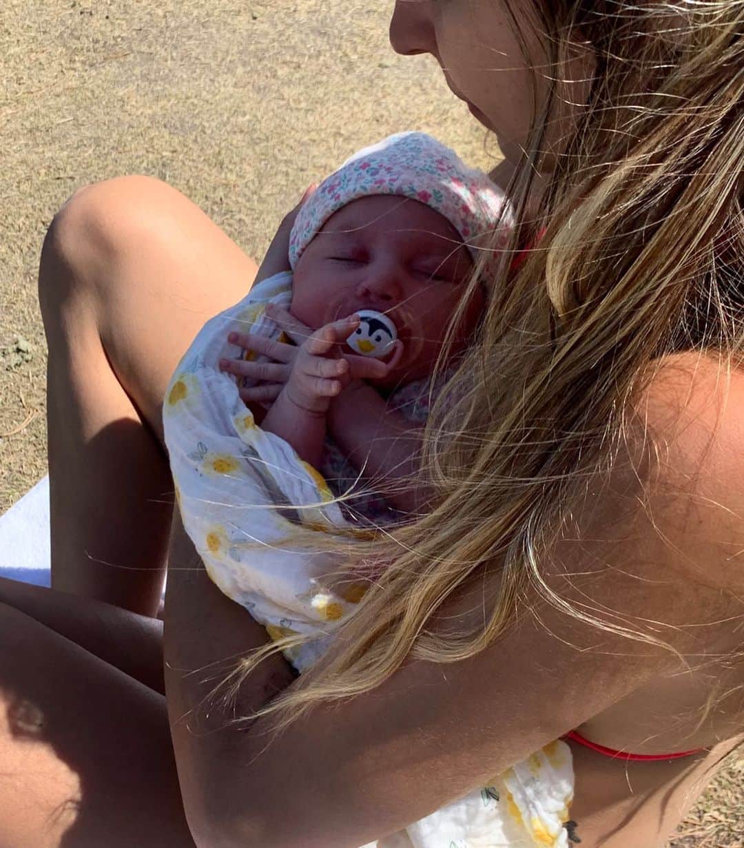 Elisabeth Riouxさんのインスタグラム写真 - (Elisabeth RiouxInstagram)「First beach day for Wolfie yesterday, welcome to mommy and daddy’s world ☀️🌊 we’re filming a Q/A about our labor/delivery, first days with a newborn & postpartum, feel free to ask your questions in the comments right here 🌈  - ps: recycled plastic bikini & matching mens swimwear by @hoaka_swimwear 👙」8月18日 3時56分 - elisabethrioux