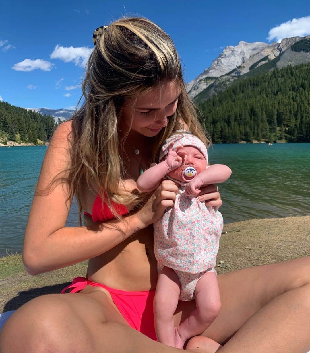 Elisabeth Riouxさんのインスタグラム写真 - (Elisabeth RiouxInstagram)「First beach day for Wolfie yesterday, welcome to mommy and daddy’s world ☀️🌊 we’re filming a Q/A about our labor/delivery, first days with a newborn & postpartum, feel free to ask your questions in the comments right here 🌈  - ps: recycled plastic bikini & matching mens swimwear by @hoaka_swimwear 👙」8月18日 3時56分 - elisabethrioux