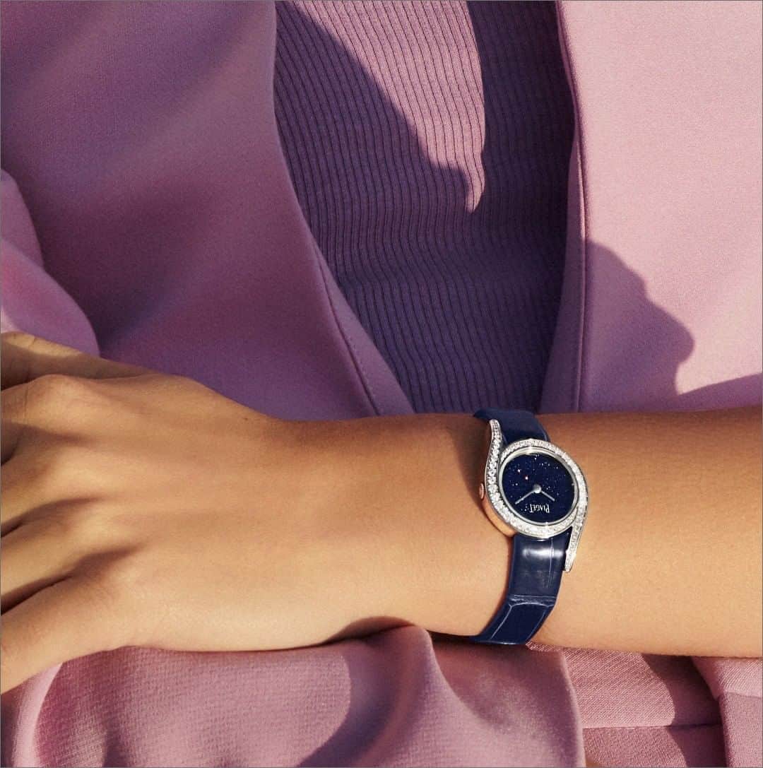 のインスタグラム：「Day to 𝒏𝒊𝒈𝒉𝒕, this new #PiagetLimelightGala showcases our love for the 𝑪𝒆𝒍𝒆𝒔𝒕𝒊𝒂𝒍 𝑺𝒌𝒊𝒆𝒔. The dial is crafted from aventurine glass, a material that gives the watch a mesmerising 𝒕𝒘𝒊𝒏𝒌𝒍𝒆, mirroring the starry night sky. - #Piaget #PiagetWatches #TimepiecePerfection #WomensWatches」