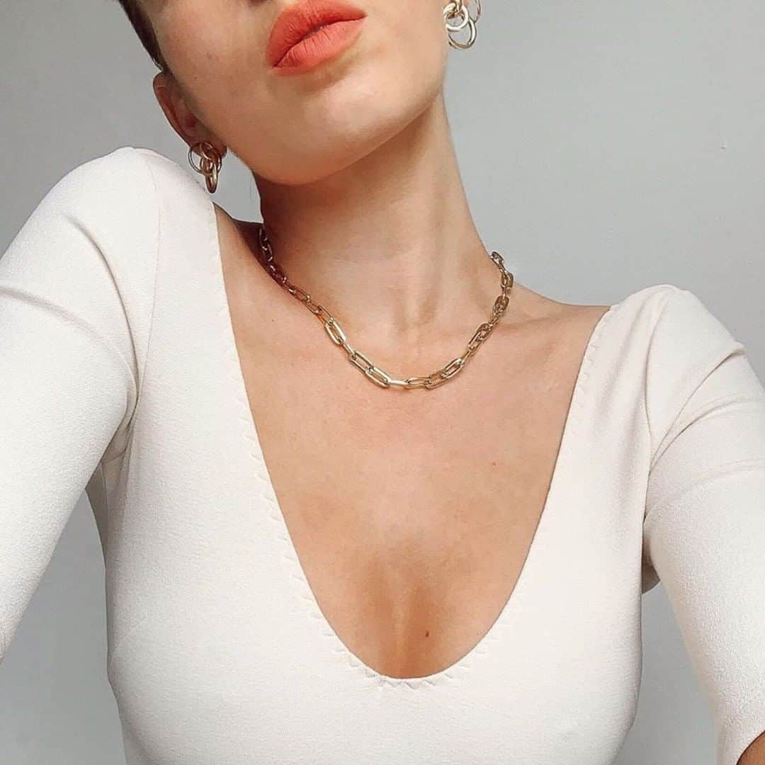 アクセサライズのインスタグラム：「Simple shine ✨  This is part of our Z for Accessorize collection, featuring beautiful gold-plated pieces designed by luxury jewellery designer @zarasimonjewellery  📸: @livharrould  Tap the link in our bio to shop #Accessorize #Accessorizer」