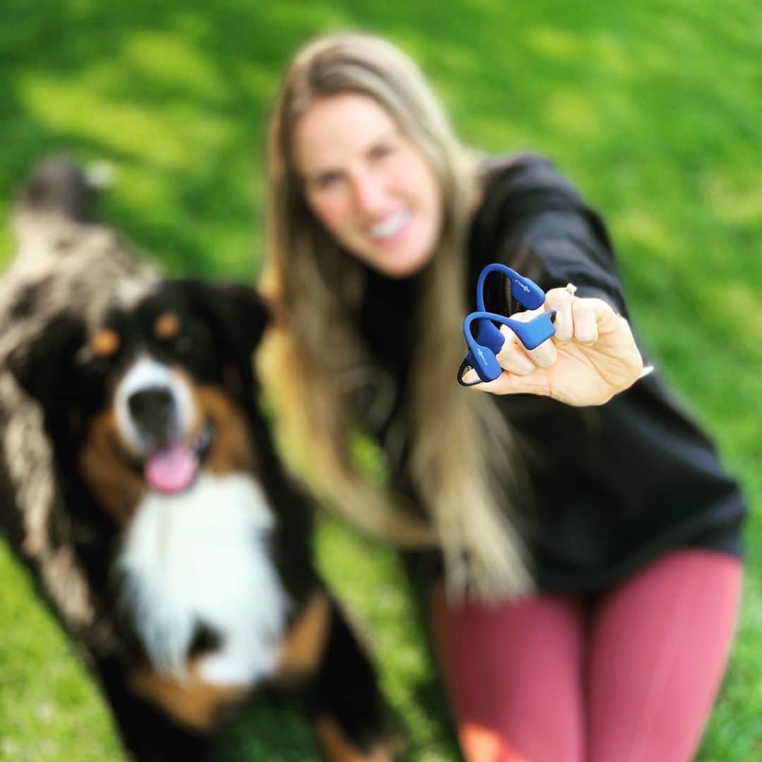 のインスタグラム：「Nothing better to cure the Monday blues than an @aftershokz GIVEAWAY! I am beyond excited to be able to gift one of you with a pair of my favorite Xtrainerz!! All you have to do to enter is like this post and make sure you're following @aftershokz and me!! Bonus points if you happen to mention why getting a pair of Xtrainerz would make you super happy! The giveaway is only open for 24 hours so by this time tomorrow I’ll pick a winner! Best of luck!🤗💛 #shokzsquad #ad」