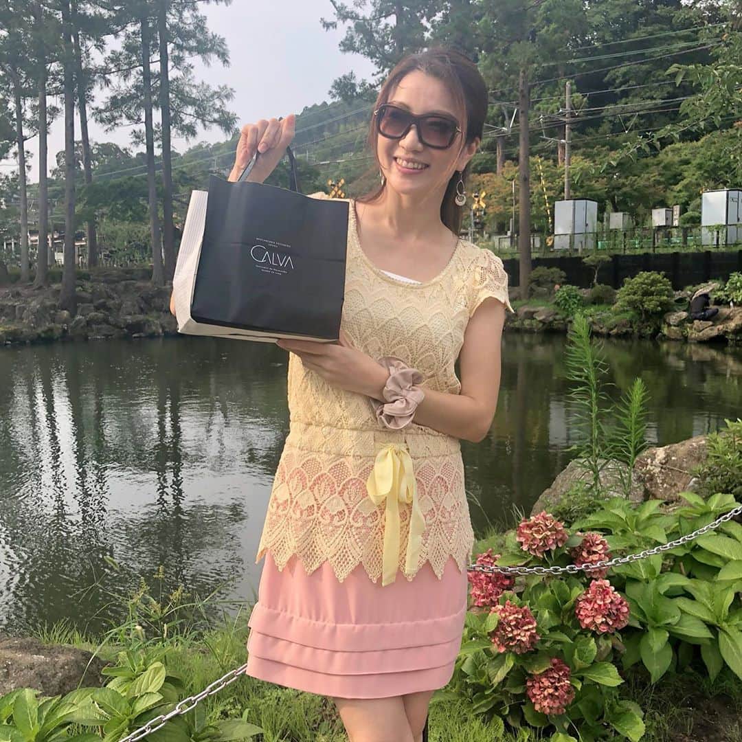 遠近由美子のインスタグラム：「ちょっと前のこと。更新が全然追いつかない😂　 お仕事終わりの#北鎌倉散歩  .  以前TOCHICA×CALVAの限定ショコラを販売した時にとてもお世話になった @jirotanakacalva シェフ😊の #ショコラトリーカルヴァ へ . Jiroさんのチョコラはとても優しくて繊細。そして、驚きが隠し味✨　 . スペシャリテの#ぶどう山椒 と #スモーク のショコラが好き😊 . #世界タイトルを持つ腕前 #今年もガツンと頑張って👍 #チョコレート好き #ショコラティエ  #おみやげ #嬉しい差し入れ」