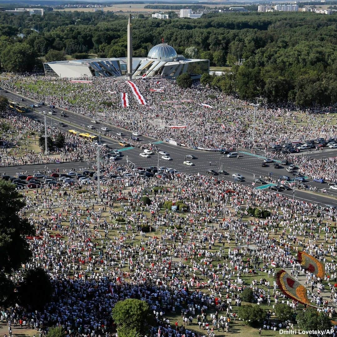 ABC Newsさんのインスタグラム写真 - (ABC NewsInstagram)「Vast crowds of protesters flooded Belarus' capital of Minsk on Sunday in the largest political demonstration in the country's history, demanding that its authoritarian leader, Alexander Lukashenko, step down.  Demonstrators in the capital were estimated to number well over 100,000. #belarus #minsk #lukashenko #alexanderlukashenko #protest」8月18日 4時37分 - abcnews