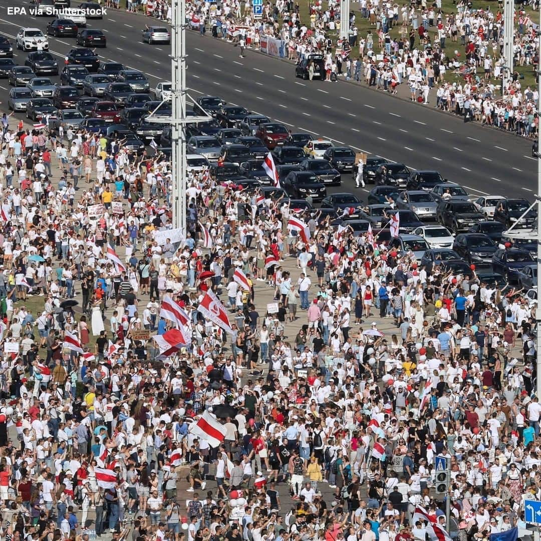 ABC Newsさんのインスタグラム写真 - (ABC NewsInstagram)「Vast crowds of protesters flooded Belarus' capital of Minsk on Sunday in the largest political demonstration in the country's history, demanding that its authoritarian leader, Alexander Lukashenko, step down.  Demonstrators in the capital were estimated to number well over 100,000. #belarus #minsk #lukashenko #alexanderlukashenko #protest」8月18日 4時37分 - abcnews