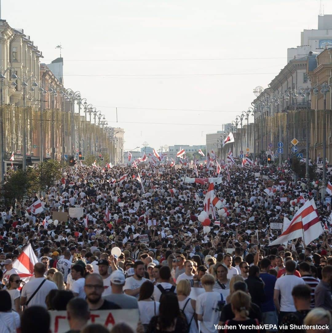 ABC Newsさんのインスタグラム写真 - (ABC NewsInstagram)「Vast crowds of protesters flooded Belarus' capital of Minsk on Sunday in the largest political demonstration in the country's history, demanding that its authoritarian leader, Alexander Lukashenko, step down.  Demonstrators in the capital were estimated to number well over 100,000. #belarus #minsk #lukashenko #alexanderlukashenko #protest」8月18日 4時37分 - abcnews